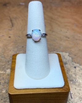 14 karat Opal and Diamond ring (MSM)
