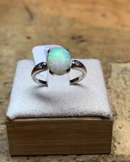14 karat Opal and Diamond ring (MSM)